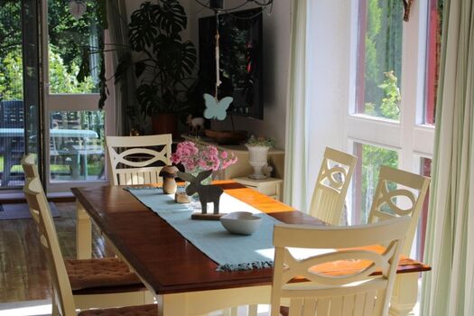 freundlicher, offener Essbereich