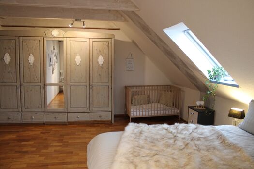 Schlafzimmer 1 Boxspringbett   Babybett