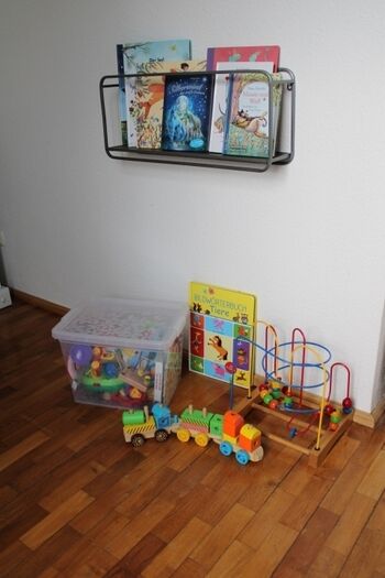 Spielzeug und Bücher für die Kinder