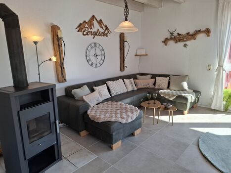 offener Wohnbereich mit Kamin