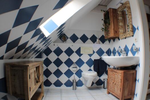 Im Badezimmer befinden sich Massivholzmöbel