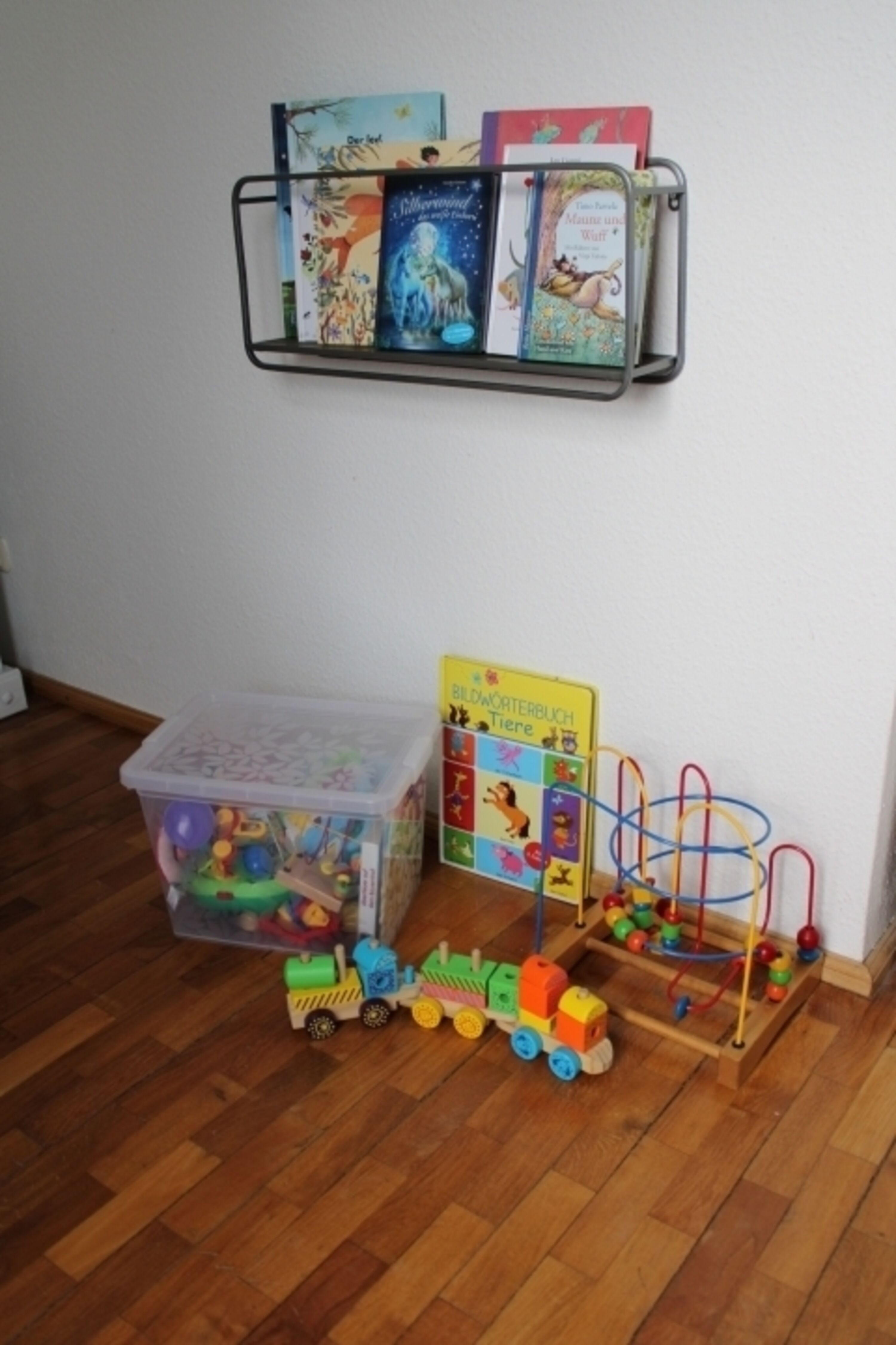 Spielzeug und Bücher für die Kinder