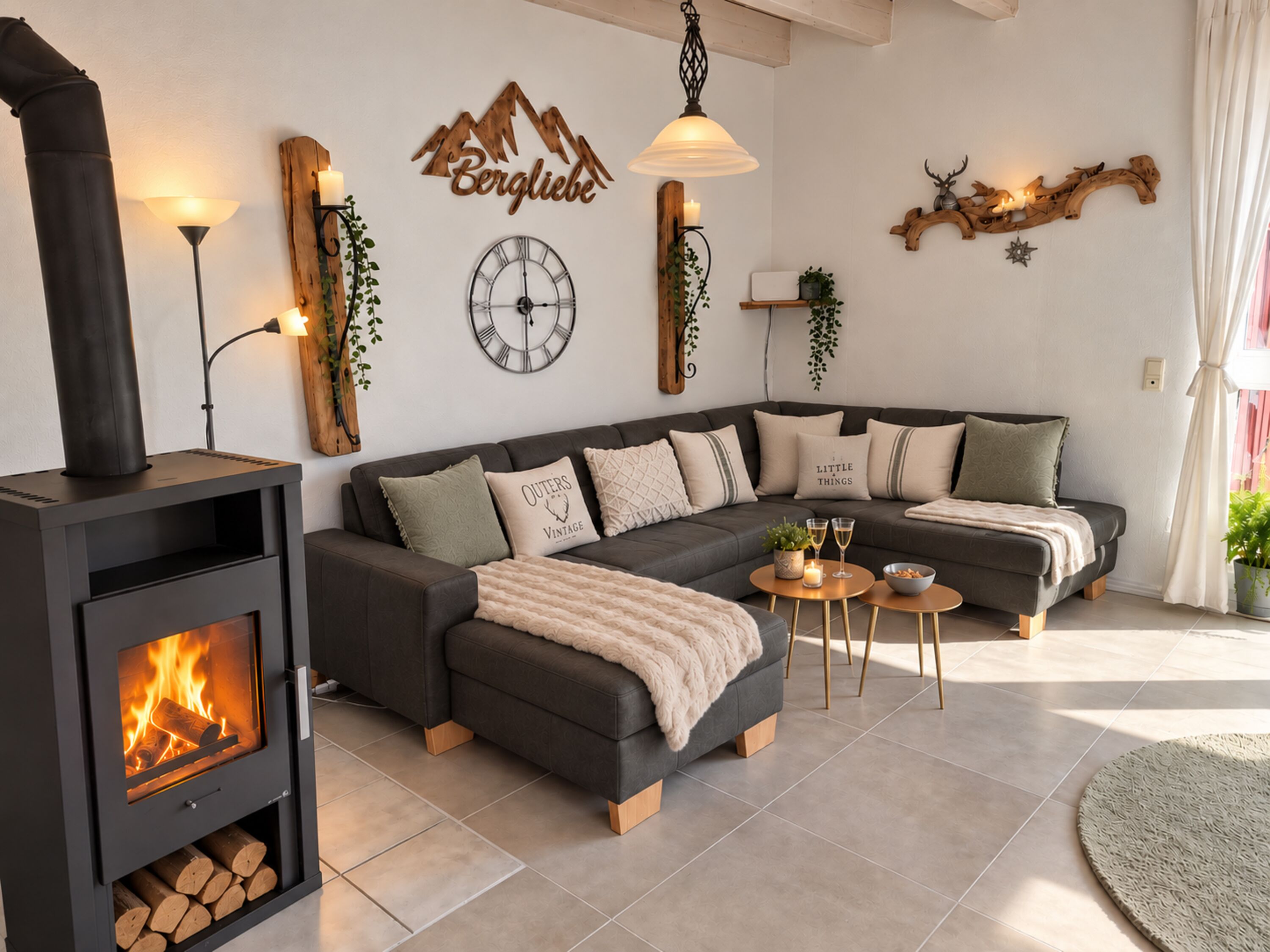 offenes Wohnzimmer mit Kamin und hochwertiger Ledercouch