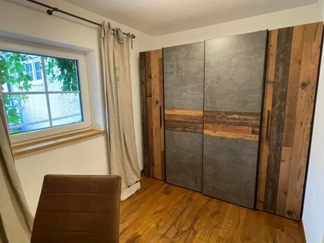 Kleiderschrank im Schlafzimmer