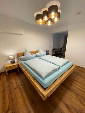 Schlafzimmer mit Doppelbett