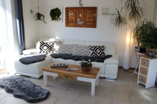 helles freundliches Wohnzimmer  