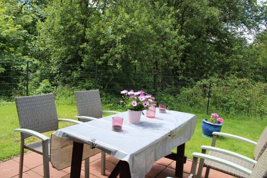 Terrasse mit komplett eingezäunten Garten