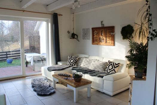 helles freundliches Wohnzimmer  