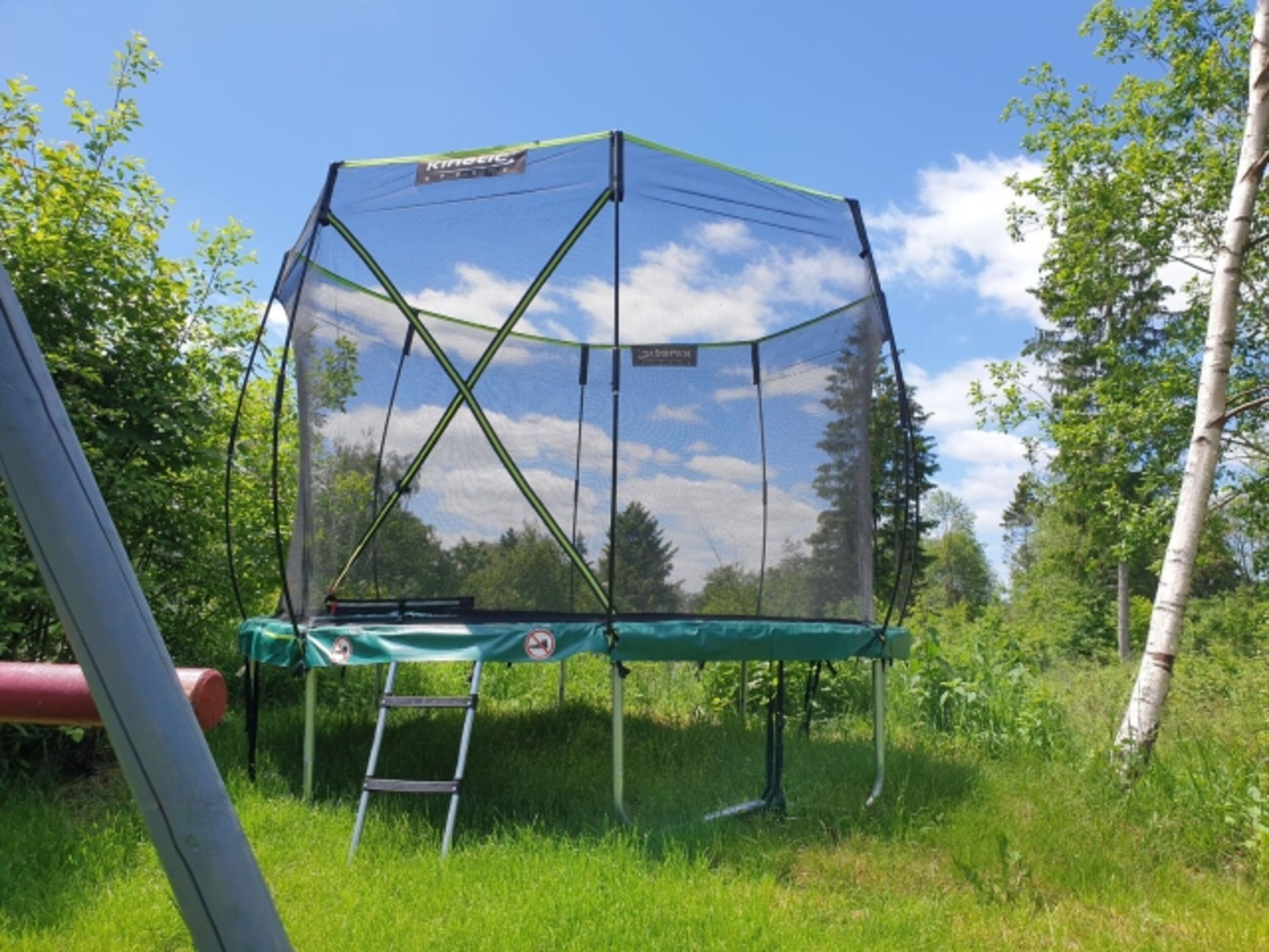 Trampolin auf dem Spielplatzgelände