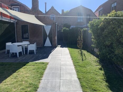 Umzäunter Garten mit Essbereich