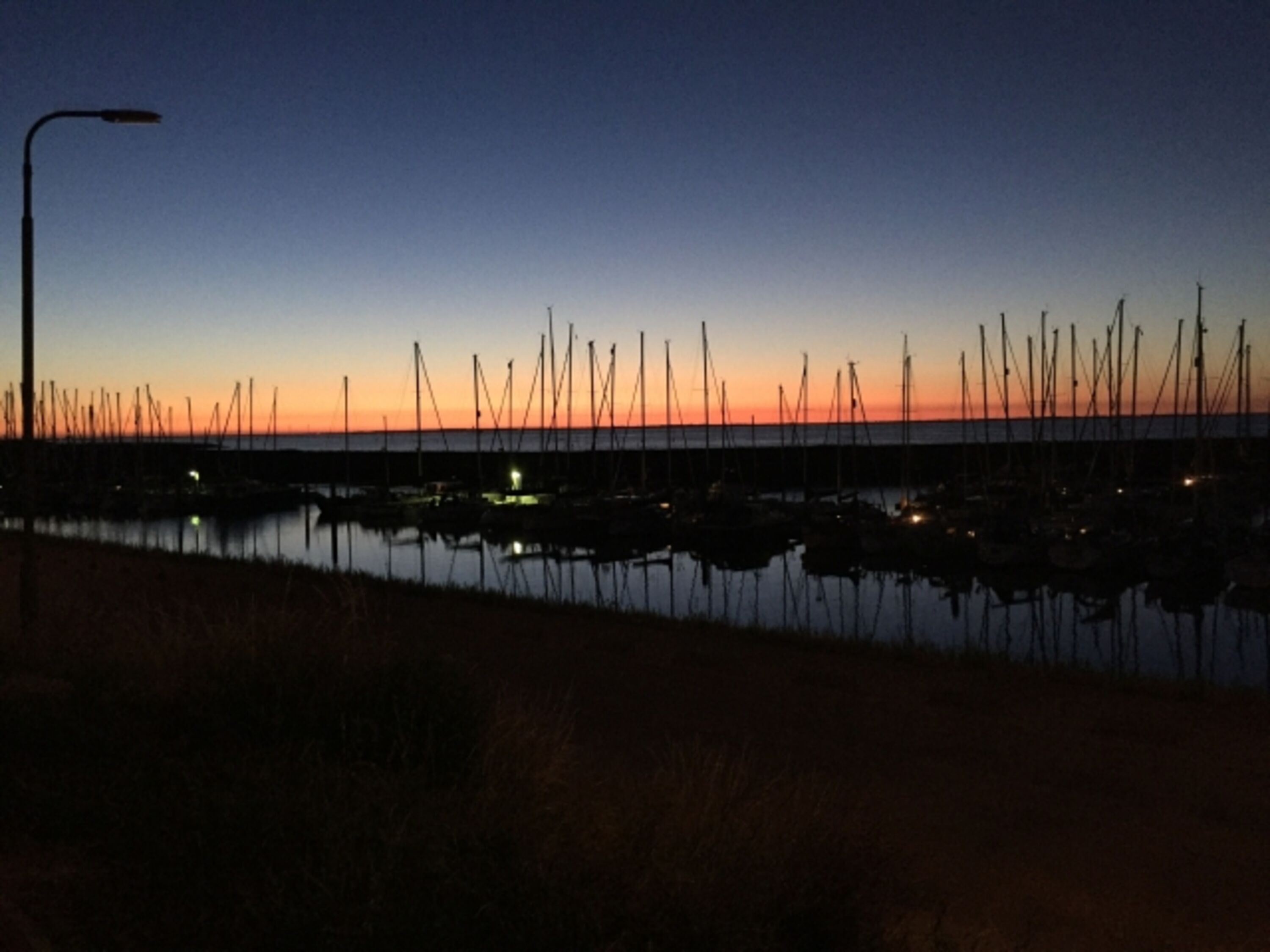 Bei Dir um die Ecke nur 5 Min. entfernt, kannst Du Deinen Sundowner trinken am Hafen