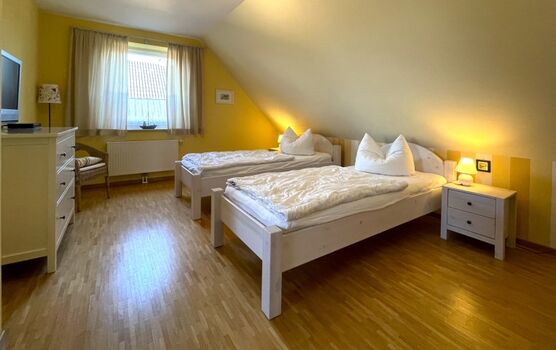 2 Schlafzimmer mit TV und Kleiderschrank