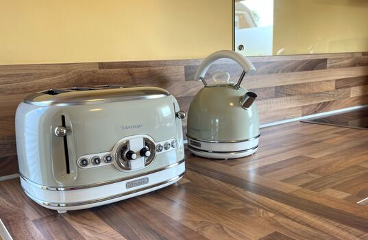 Heises Wasser und goldenes Toastbrot 