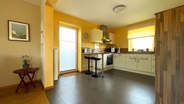 Barhocker und viiiel Platz in der Küche