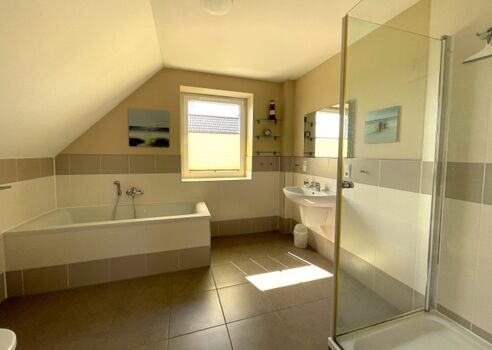 großes Badezimmer mit Wanne OG