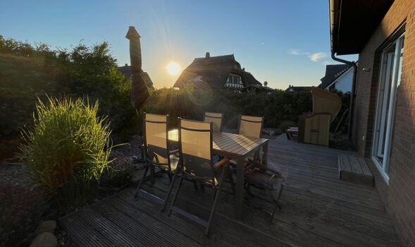 Sonnenuntergang mit Strandkorb