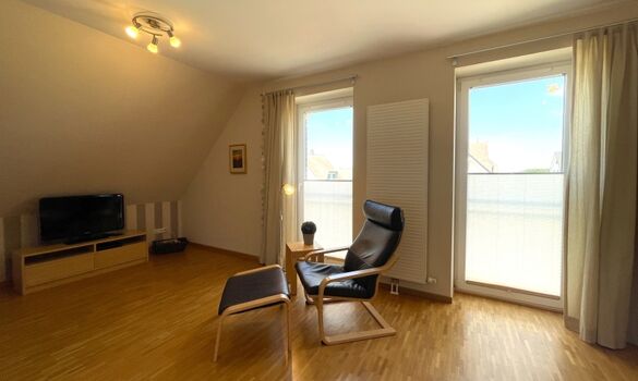 1 Schlafzimmer mit TV , Leseecke und Kleiderschrank