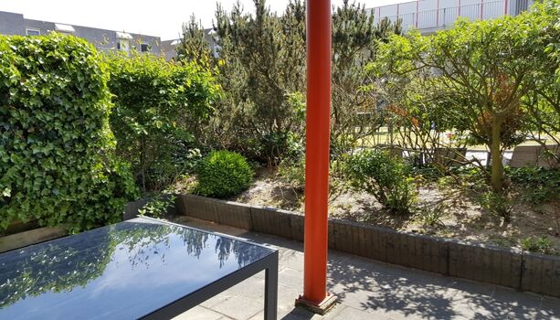Terrasse mit Blick in den Innenhofgarten