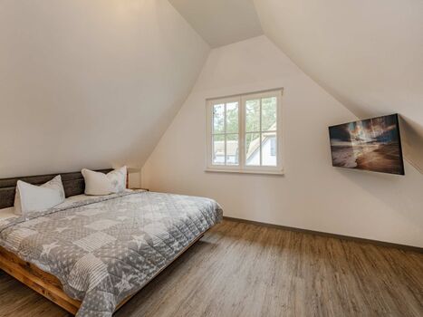 Weiteres Schlafzimmer im OG mit Doppelbett, TV und Kleiderschrank