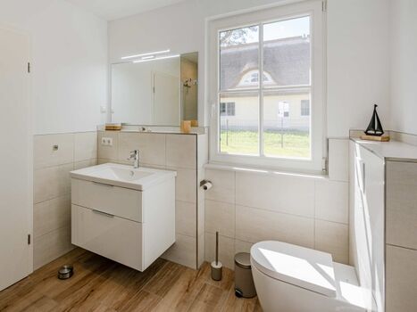 Helles Tageslichtbad im EG...