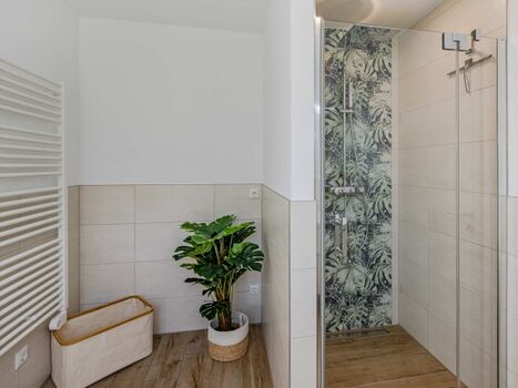 ...mit Regendusche und Handtuchtrockner