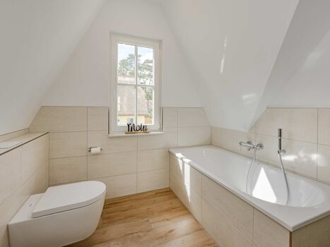 Weiteres Bad im OG mit Badewanne...