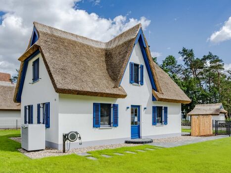 Außenansicht vom Reetdachhaus Störtebeker