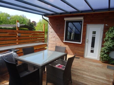 Hauseingang und Sitzgruppe