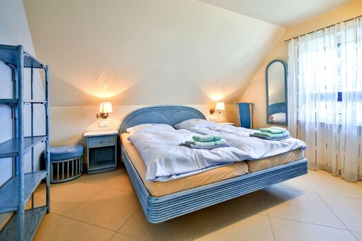 Schlafzimmer Westseite mit Doppelbett