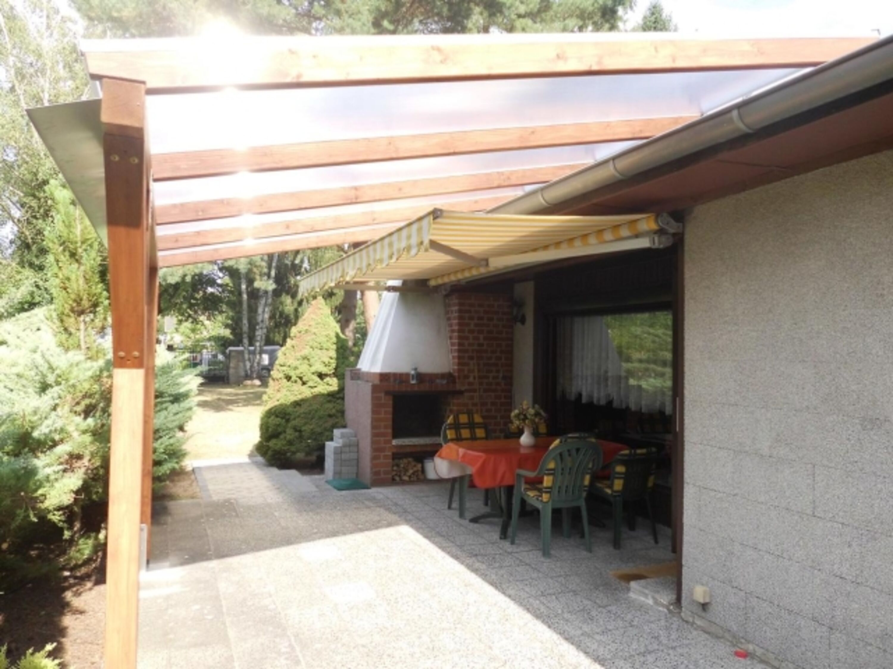 Überdachte Terrasse mit Außenkamin
