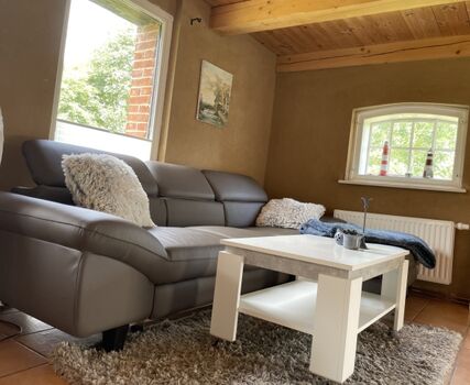 Wohnzimmer mit Lehmwänden, gemütlich und angenehmes Wohnklima