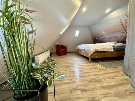 Schlafzimmer mit Doppelbett im ersten Stock