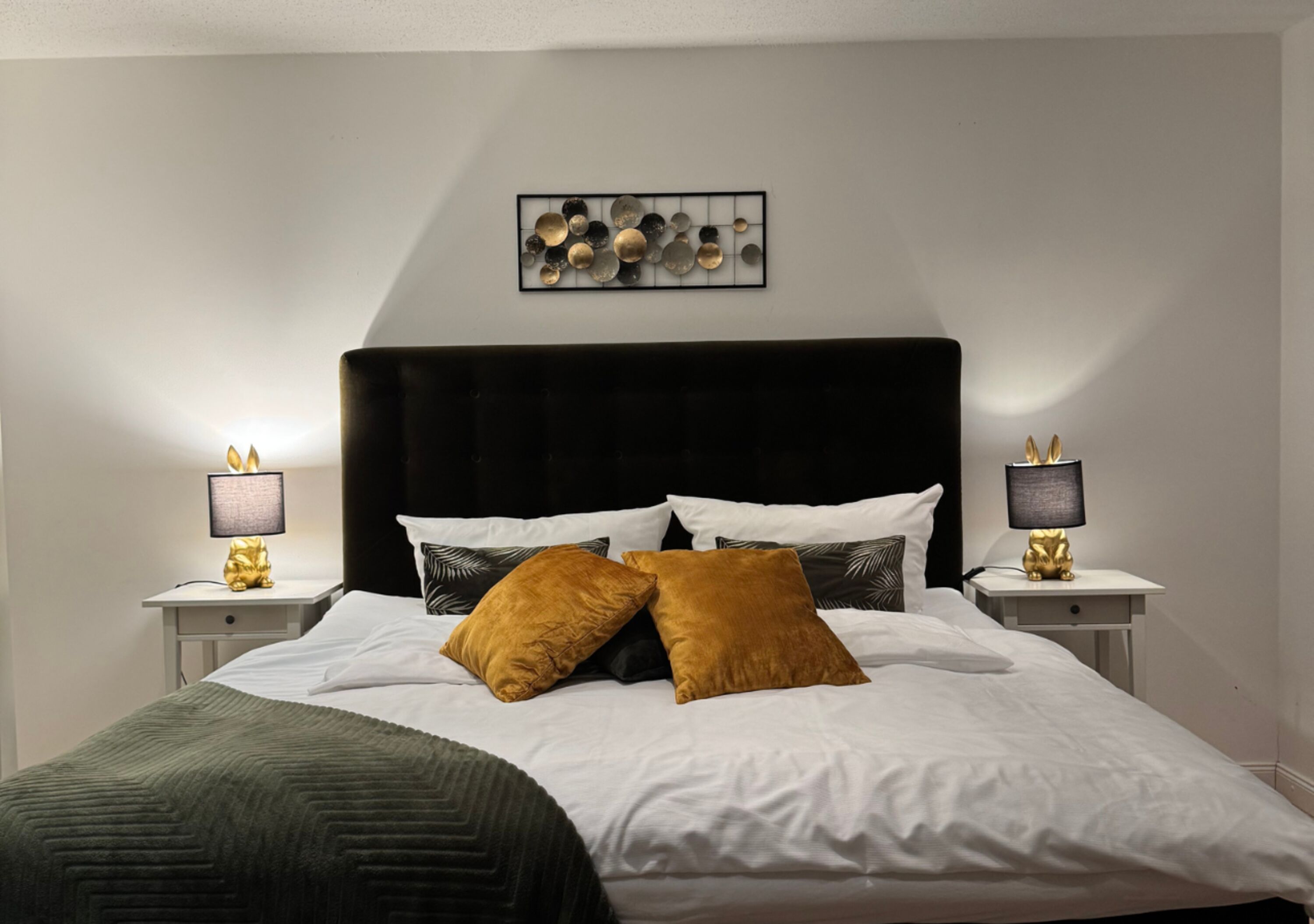 Schlafzimmer mit Boxspringbett, Zugang zum Balkon