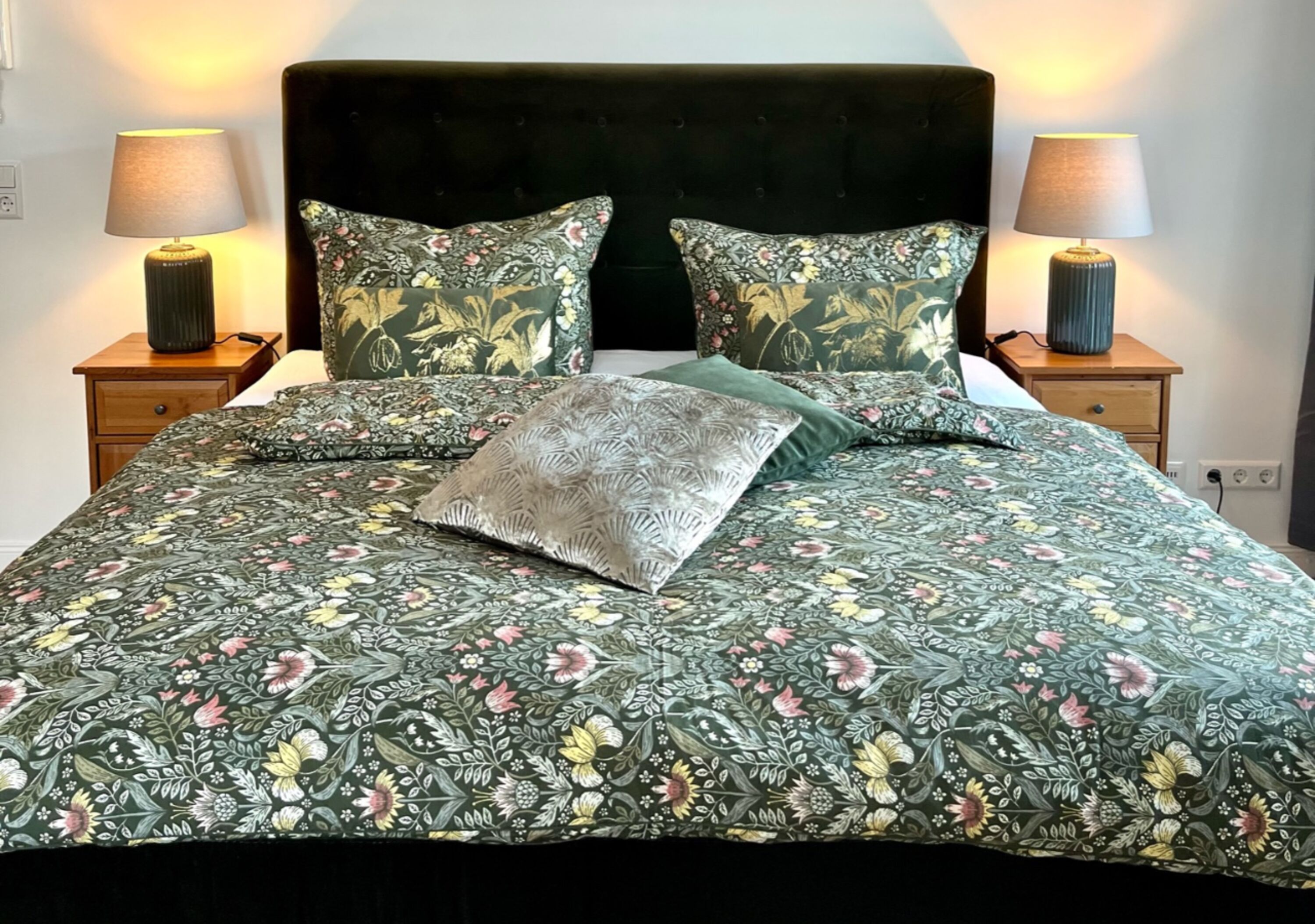 Zimmer mit Boxspringbett und Zugang zum Balkon