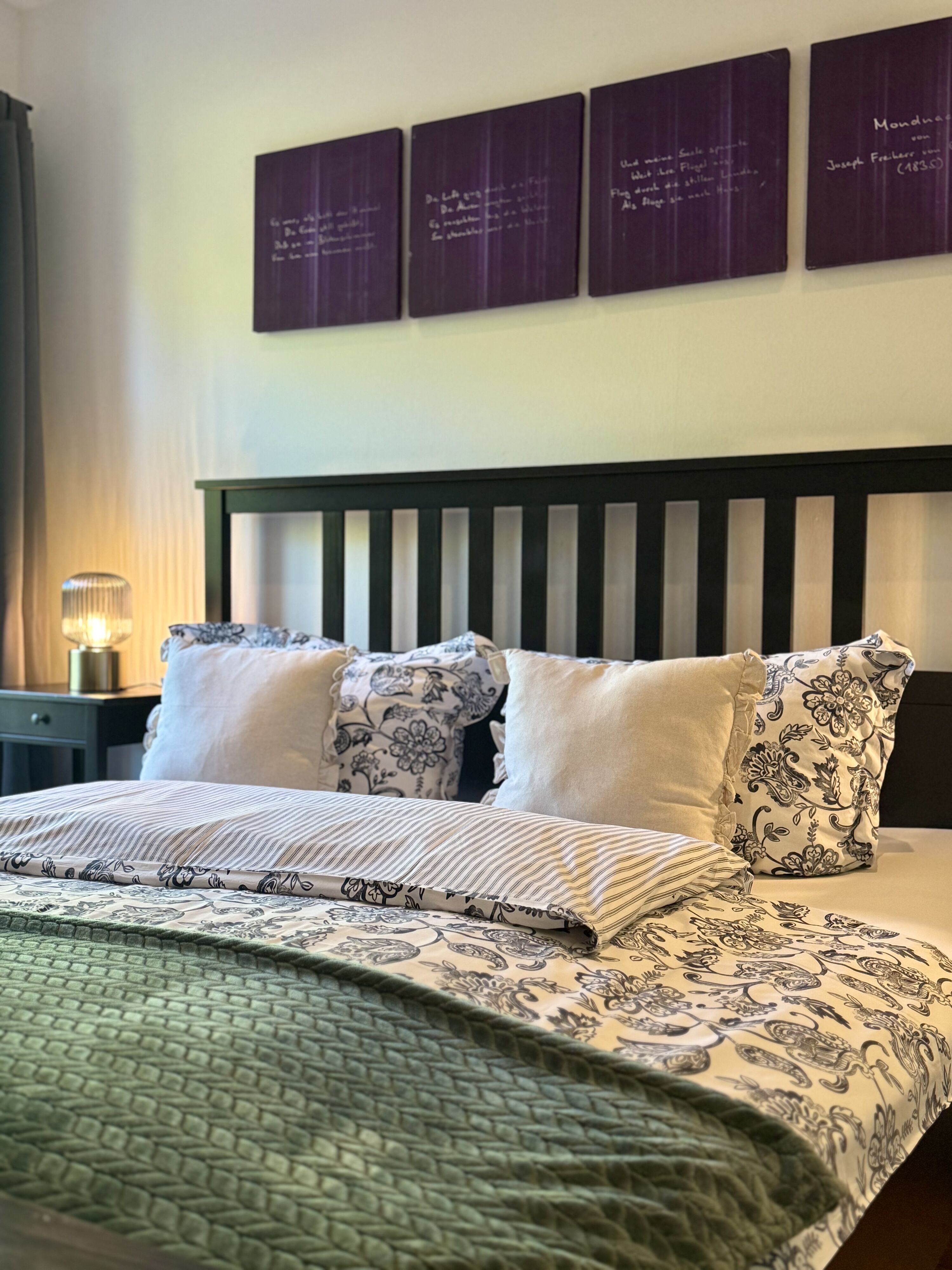 Schlafzimmer mit Zugang zur Terrasse