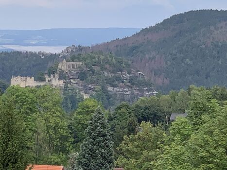 Blick vom Wohnzimmer zum Berg Oybin