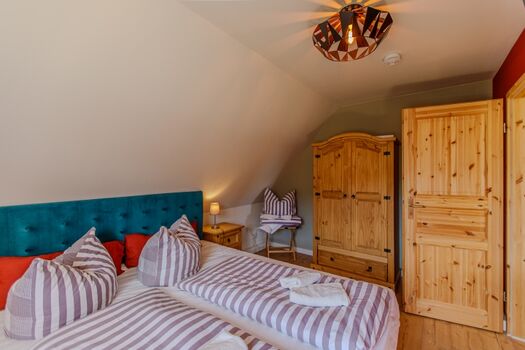 Schlafzimmer mit großem Doppelbett und Blick zum Hochwald