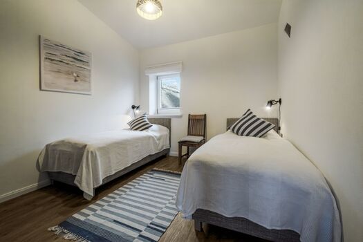 Schlafzimmer mit Einzelbetten (90 x 200 cm)  und Bauernschrank