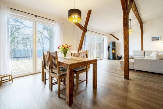 Schöner Essbereich mit Platz für vier und Meerblick