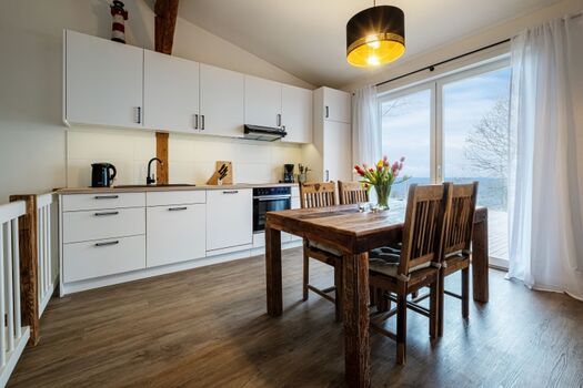 Küche u. a. mit Geschirrspüler, Gefrierschrank, Meerblick