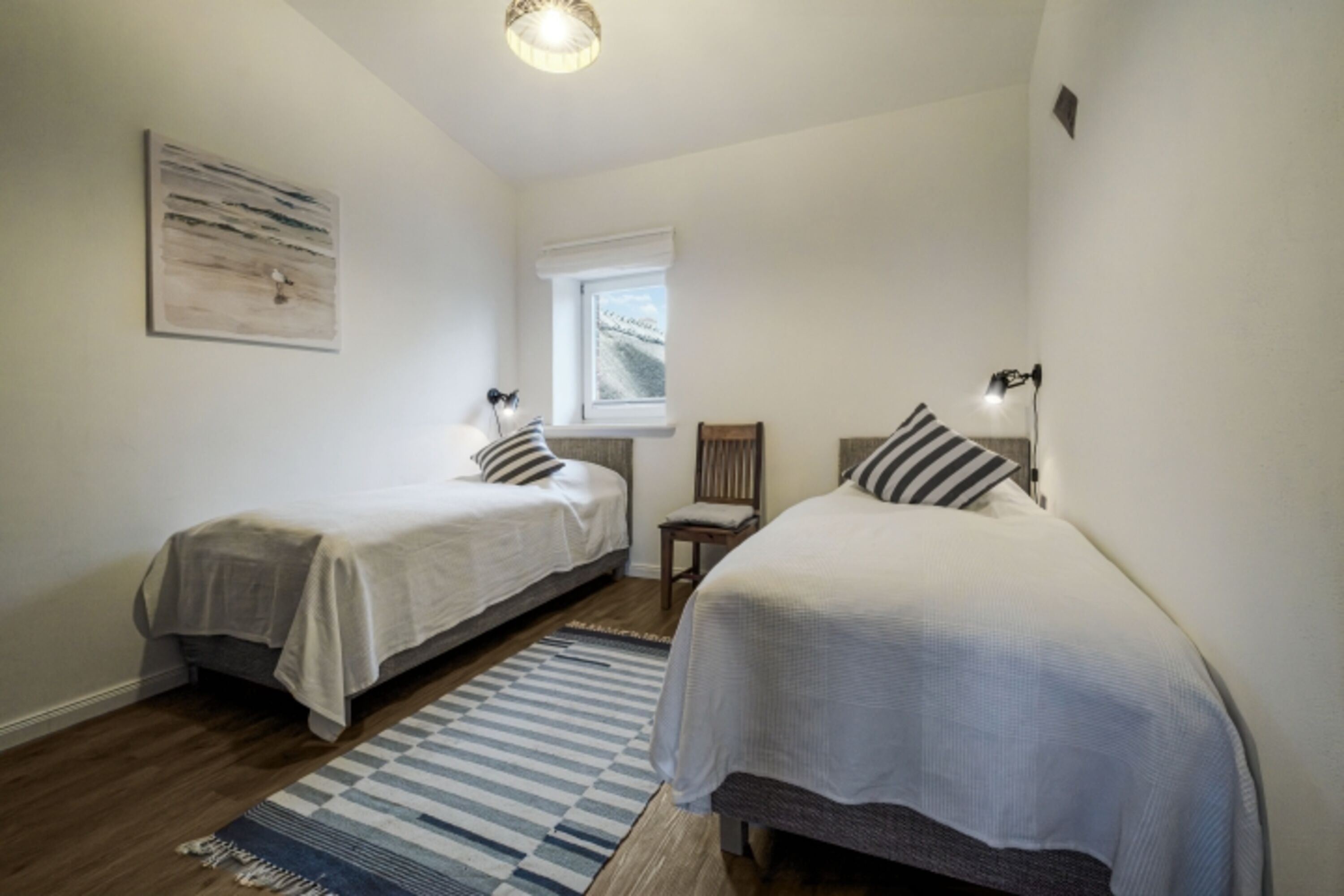 Schlafzimmer mit Einzelbetten (90 x 200 cm) und Bauernschrank