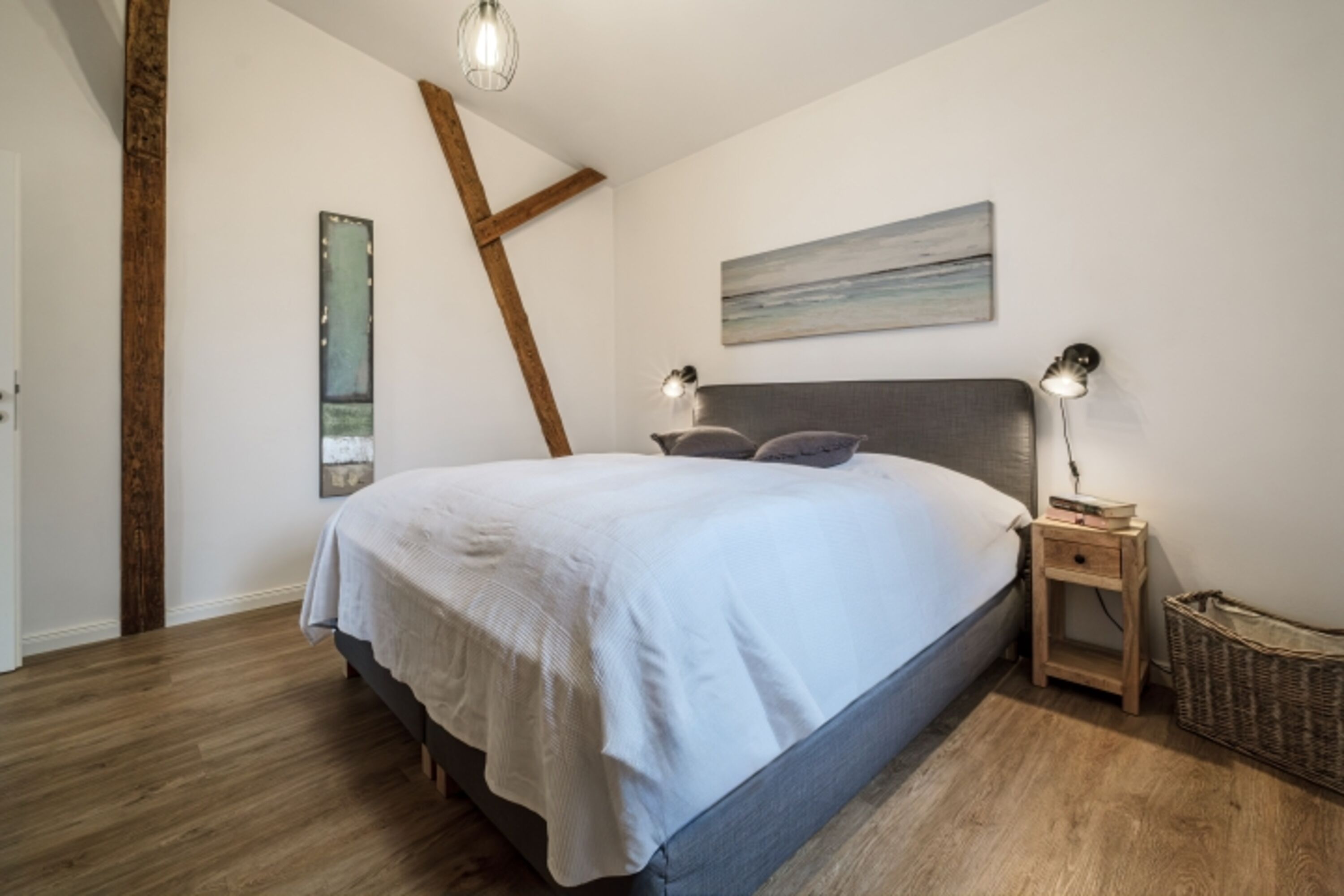Schlafzimmer mit Doppelbett (180 x 200 cm) und Bauernschrank