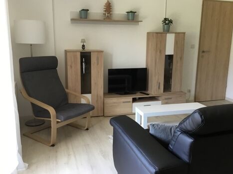 Wohnzimmer mit bequemen Sessel unter der Leselampe