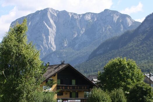 Die imposante Trisselwand  ist allgegenwärtig hinter dem Haus