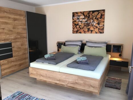 Großzügiges Schlafzimmer mit Platz für ein vollwertiges Zustellbett