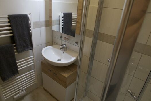 Modernes Bad mit Dusche und WC