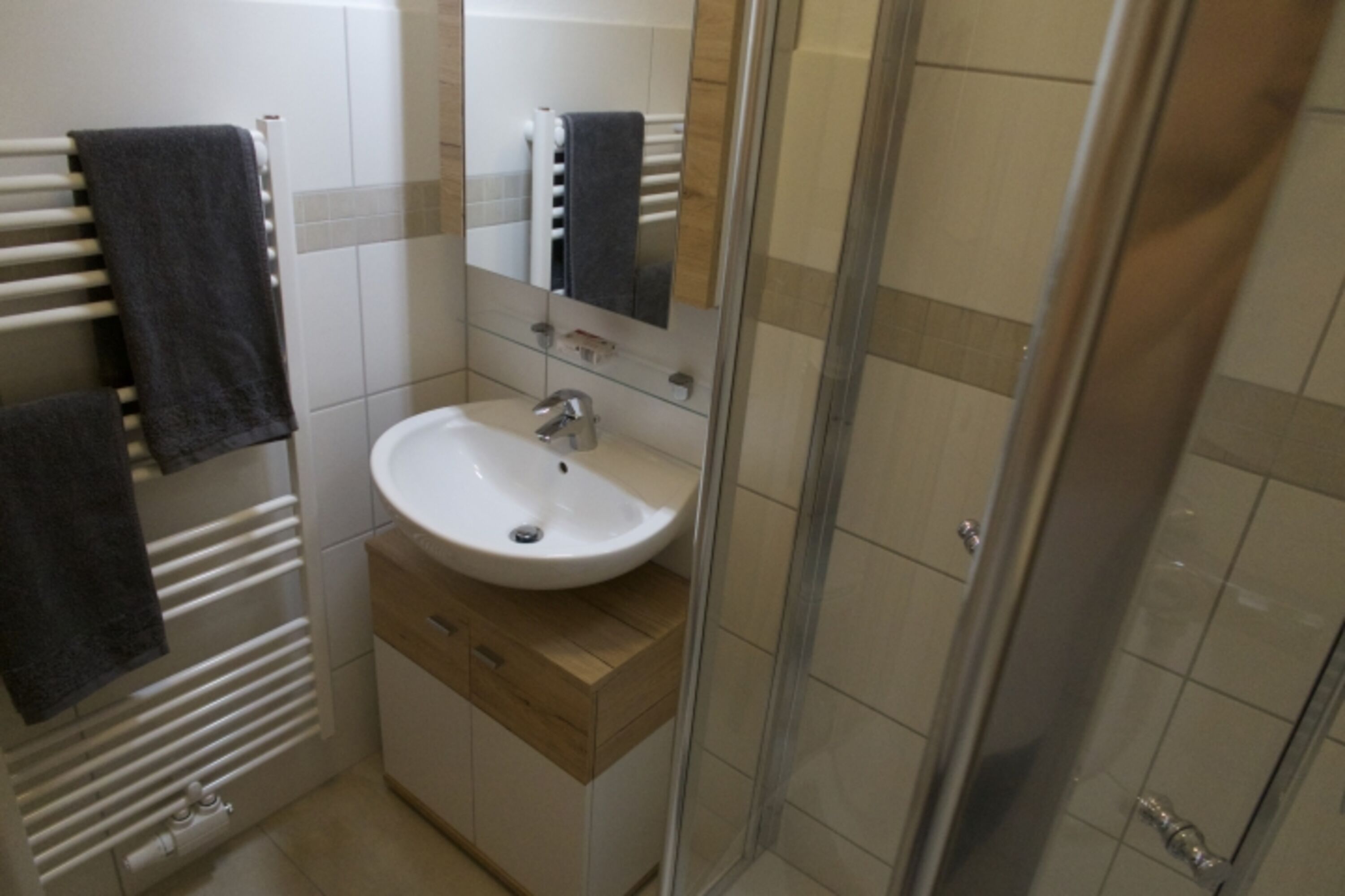 Modernes Bad mit Dusche und WC