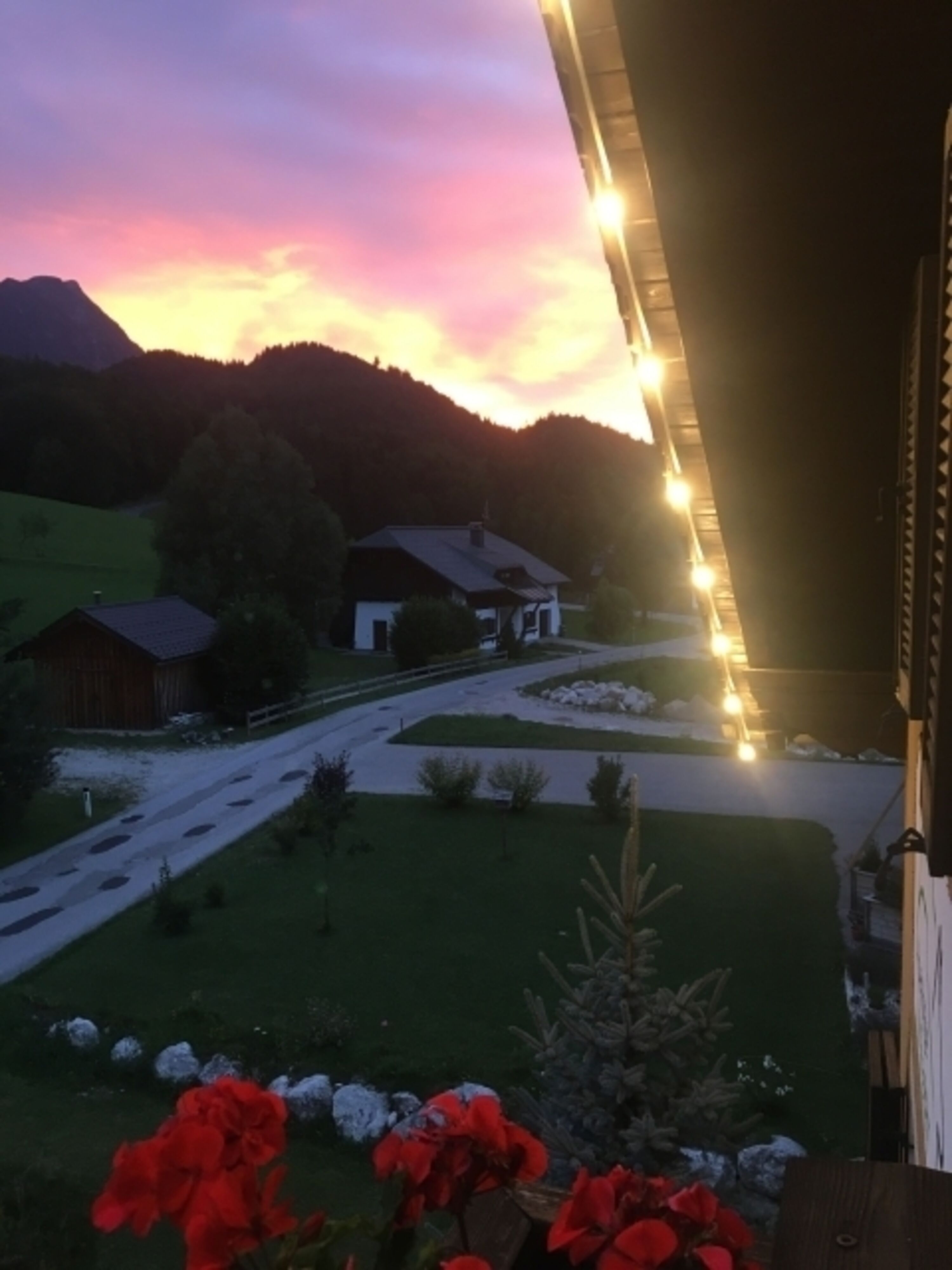 Panoramablick auf die Ausläufer des Dachsteinmassivs vom Balkon