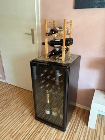 Weinkühlschrank befüllt