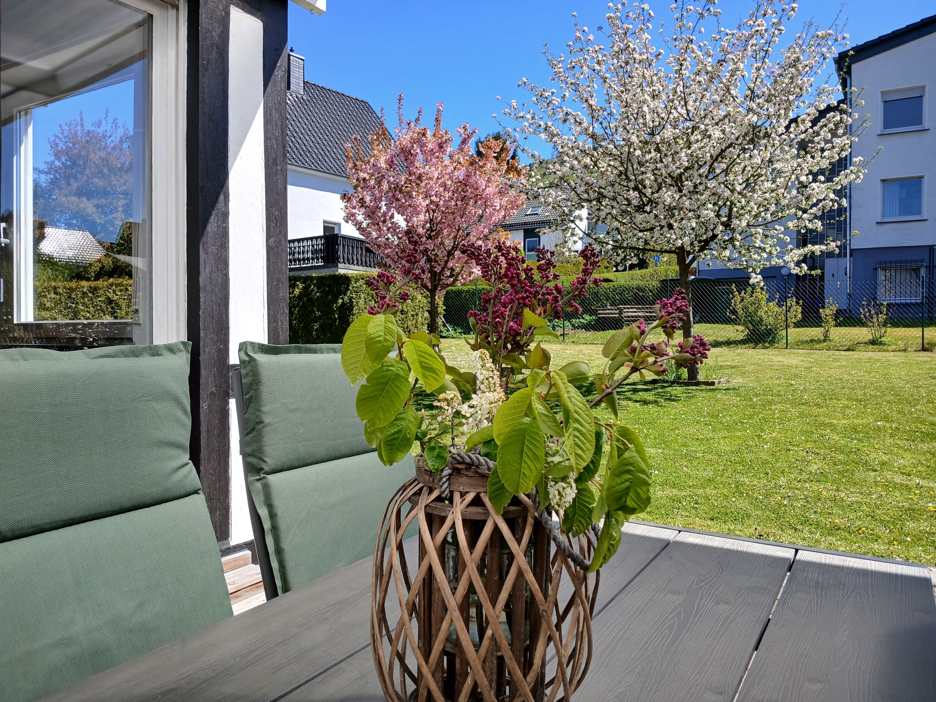 Blick von der Terrasse in den Garten